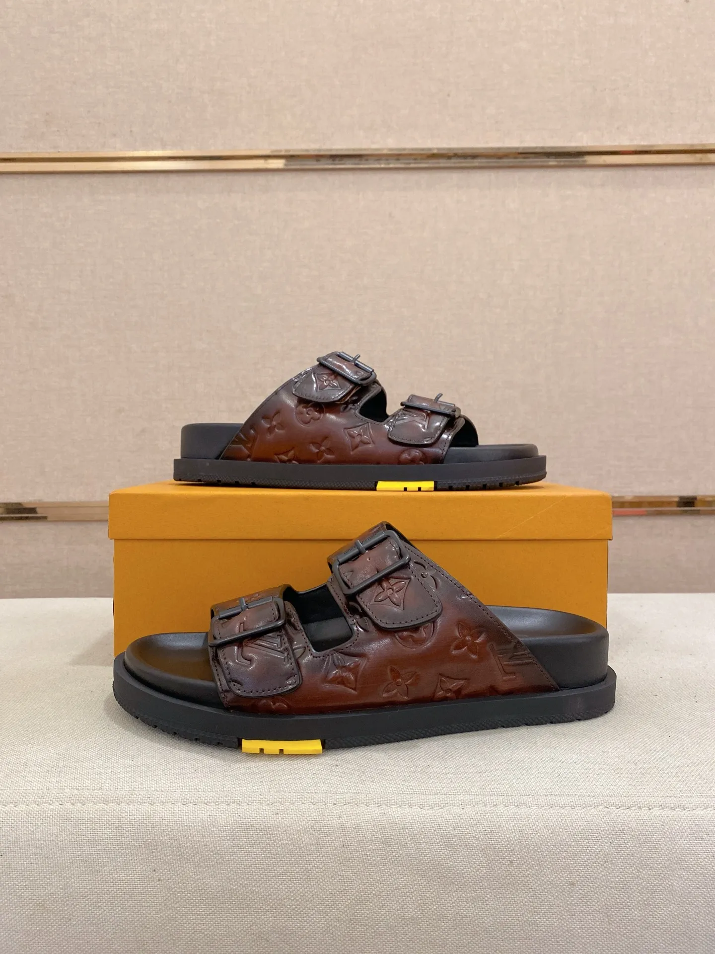 Factory price: 420💰Made by LV🔍Top purchasing agent. Men's spring and summer slippers are available at the same counter. The uppers are made of cowhide imported from Italy. High-quality craftsmanship, soles: original soles specially provided by the original factory, exclusive movable molded soles are super comfortable, original factory follow-up goods, 🔍🔍high quality, can be entered and exited the counter at will, welcome to compare, code number 38-44. Can be customized45